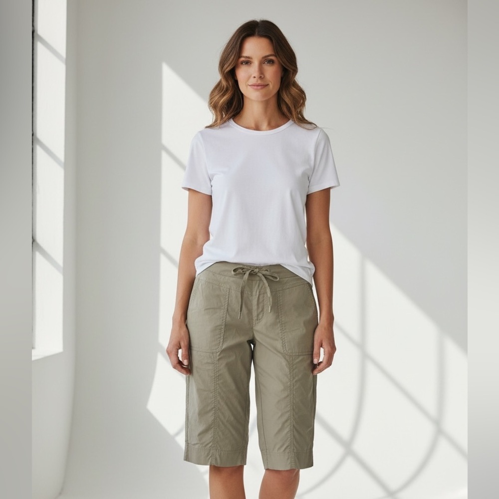Prana ladies quick dry Bermuda shorts. Excellent condition. Medium. Khaki